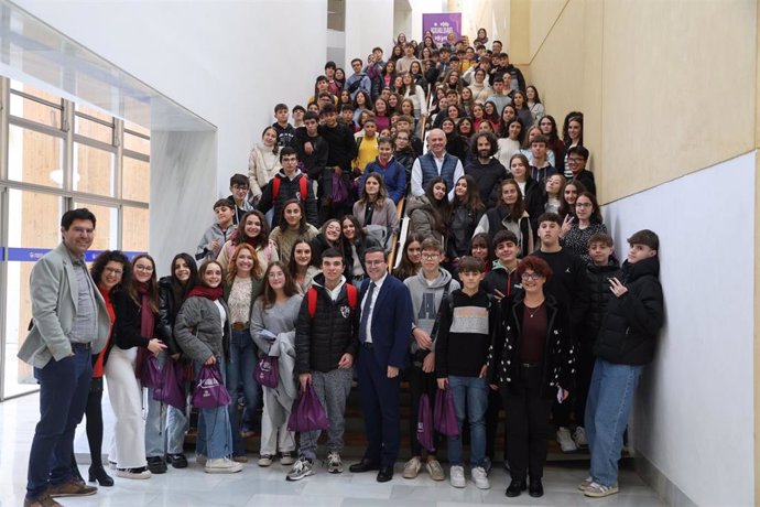 Alumnos de cuatro institutos protagonizan un pleno sobre igualdad y violencia digital en la Diputación de Badajoz