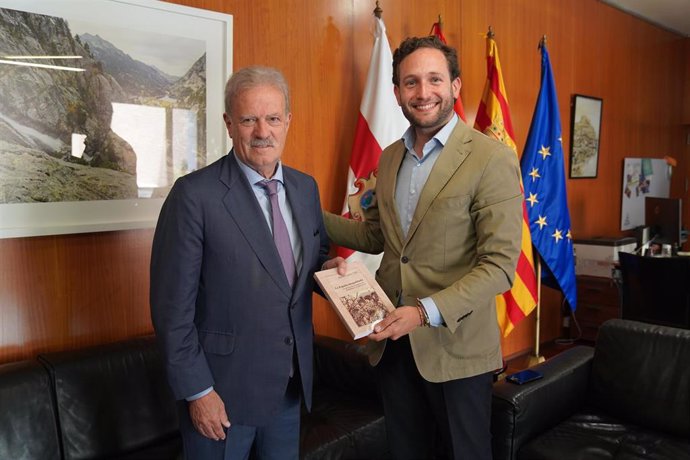 El presidente de la DPH, Isaac Claver, y el periodista altoaragonés y presentador de TVE, Manuel Campo Vidal