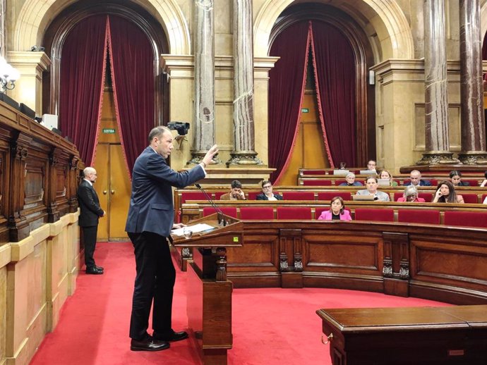 El conseller de Deportes de la Generalitat, Berni Álvarez, en el pleno del Parlament