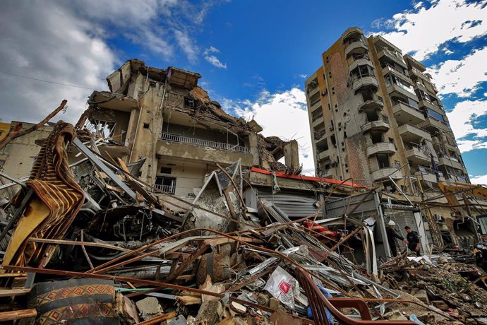 26 November 2024, Lebanon, Shiyah: Lebanese residents inspect the wreckage of a building destroyed by an Israeli overnight airstrike in the Shiyah area on the outskirts of Beirut's southern suburbs, a Hezbollah stronghold. Meanwhile, Israel's security cab