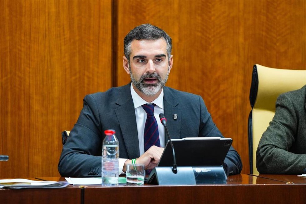 El consejero de Agricultura, Pesca, Agua y Desarrollo Rural, Ramón Fernández-Pacheco, en comisión parlamentaria el 26 de noviembre de 2024.