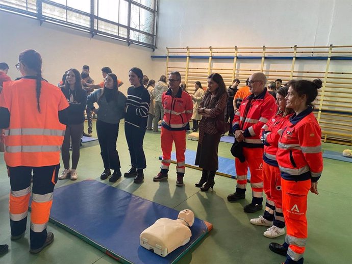 El 061 entrena a un millar de jóvenes del instituto La Fuensanta en técnicas de reanimación cardiaca.