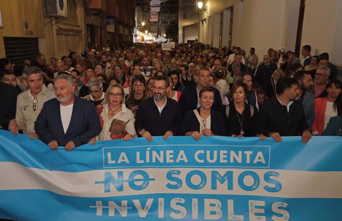 Archivo - El alcalde de La Línea, Juan Franco, encabeza la marcha ciudadana para reclamar medidas sobre Gibraltar el 25 de octubre de 2024. ARCHIVO.