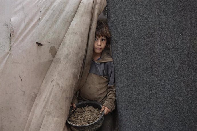 Un niño palestino dentro de una tienda en Deir el Balá, en la Franja de Gaza