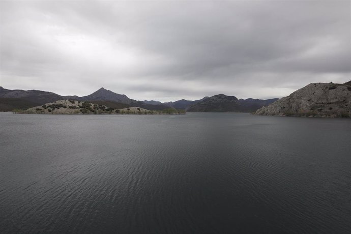 Archivo - Vista del embalse del río Porma, a 28 de abril de 2023, en León, Castilla y León (España). 