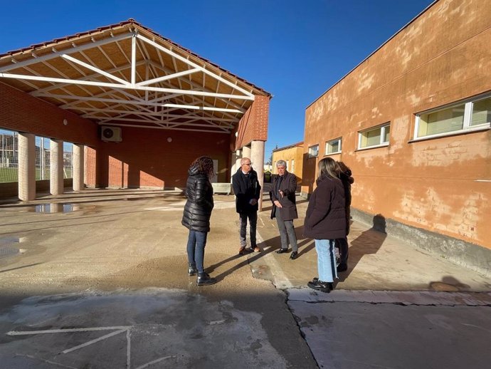 El delegado territorial de la Junta junto a padres y madres en el CRA de Villacedré (León)