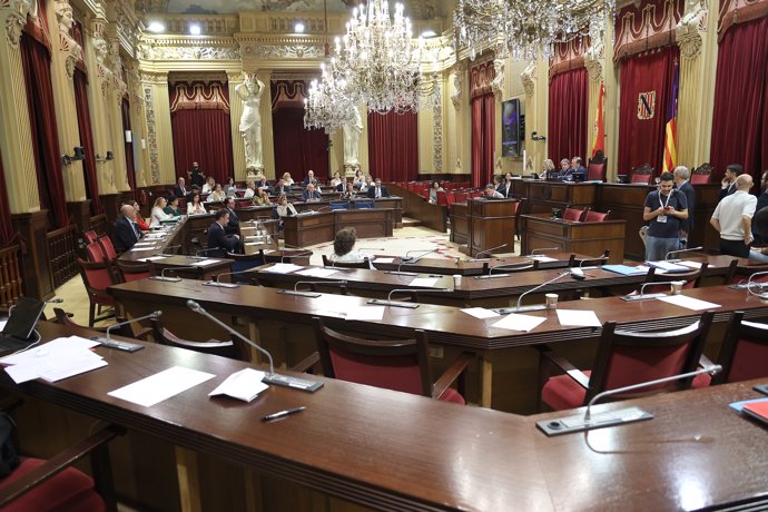 Los diputados de PSIB, MÉS per Mallorca, Més per Menorca y Unidas Podemos abandonan el Parlament Balear durante la sesión plenaria del Parlament Balear en la que el presidente, Gabriel Le Senne, ha expulsado a las vicepresidenta segunda y secretaria 