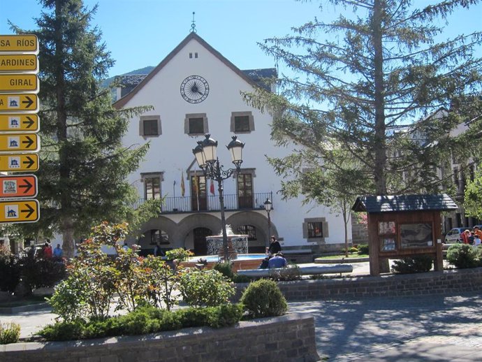 Archivo - Ayuntamiento y plaza de Biescas