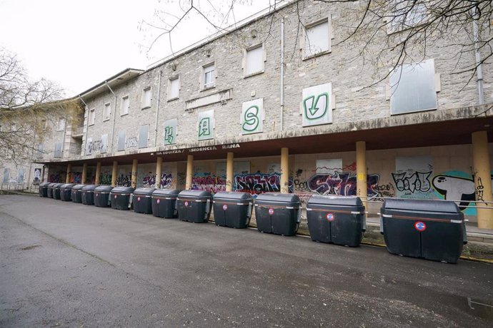 Archivo - Fachada de la residencia Arana de Vitoria, que se transformará en un centro de acogida de refugiados 