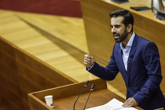 El portavoz del PSPV en las Cortes, José Muñoz, interviene durante una sesión plenaria, en Les Corts Valencianes, a 15 de noviembre de 2024, en Valencia