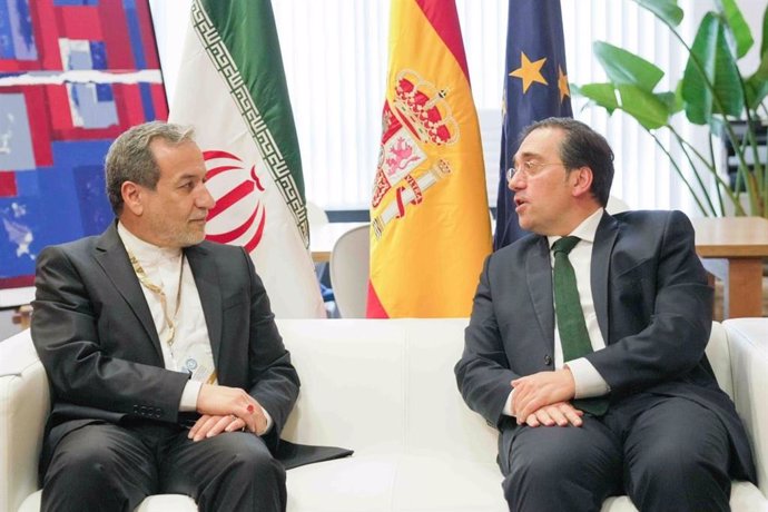 El ministro de Asuntos Exteriores, Unión Europea y Cooperación, José Manuel Albares, se reúne con su homólogo iraní, Abbas Araghchi, en los márgenes del X Foro Global de la Alianza de Civilizaciones en Cascais (Portugal)