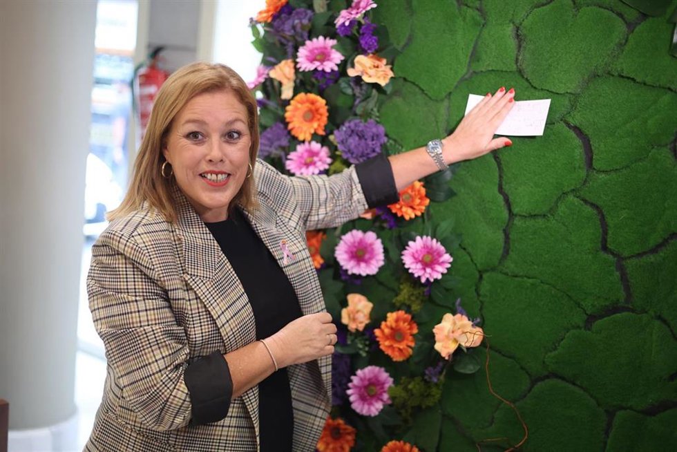 La presidenta del Parlamento de Canarias, Astrid Pérez, junto al mural conmemorativo del 'Día Internacional de la Violencia contra las Mujeres y las Niñas'