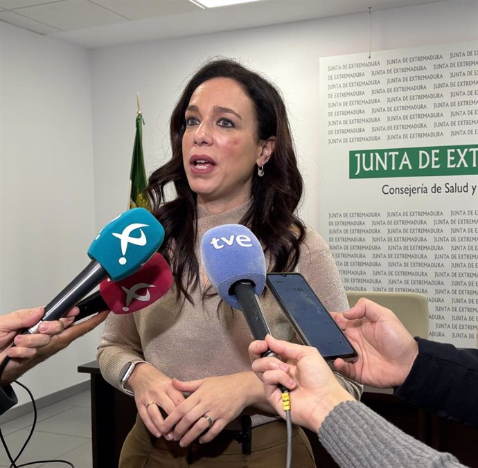 La consejera de Salud y Servicios Sociales, Sara García Espada, atiende a los medios de comunicación