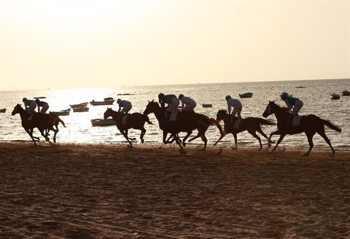 Archivo - Varios jinetes participantes en las Carreras de Caballos de Sanlúcar de Barrameda. A 28 de agosto de 2024, en Sanlúcar de Barrameda (Cádiz, Andalucía, España). 