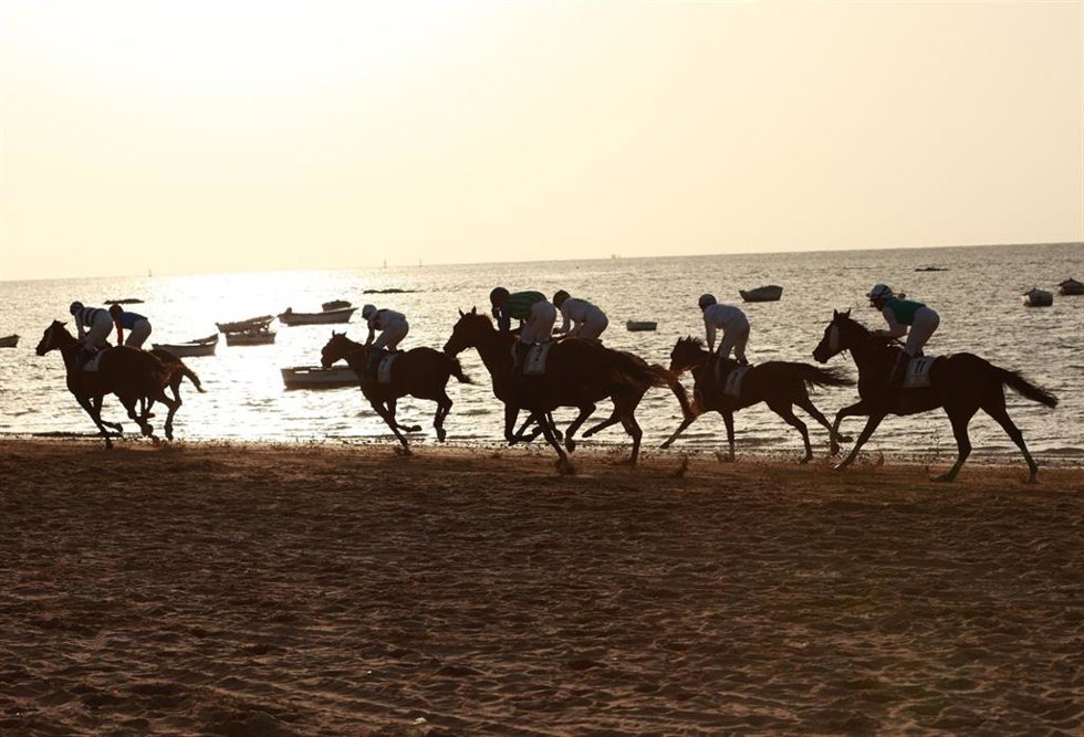 Archivo - Varios jinetes participantes en las Carreras de Caballos de Sanlúcar de Barrameda. A 28 de agosto de 2024, en Sanlúcar de Barrameda (Cádiz, Andalucía, España). 