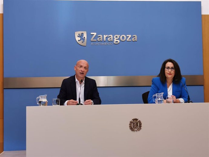 Archivo - La concejal del grupo municipal de VOX en el Ayuntamiento de Zaragoza, Eva Torres; y el consejero municipal de Economía, Carlos Gimeno