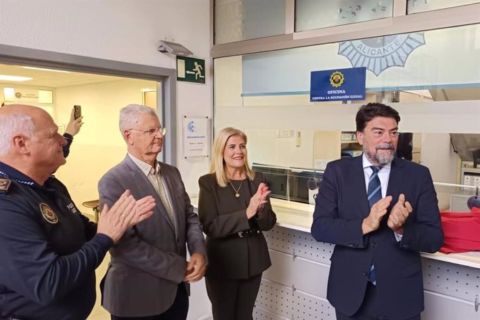 En la parte derecha de la imagen, la portavoz de Vox, Carmen Robledillo, y el alcalde Luis Barcala, durante la inauguración de la Oficina Contra la Ocupación Ilegal, el martes 26 de noviembre en Alicante.