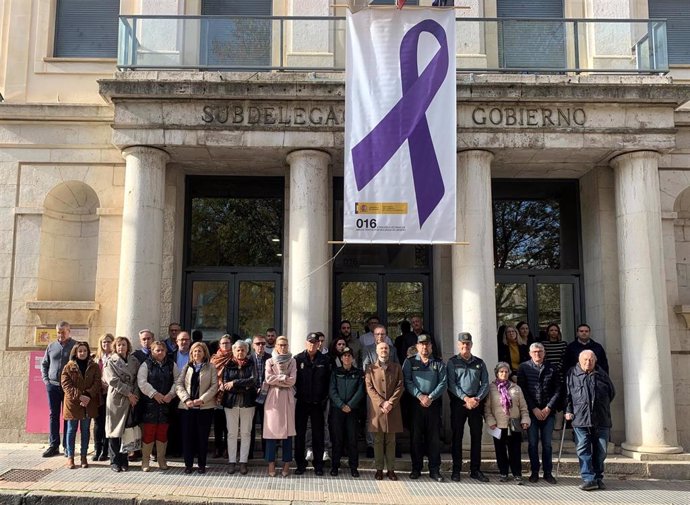 Minuto silencio contra la violencia de género en la Subdelegación del Gobierno en Cuenca.