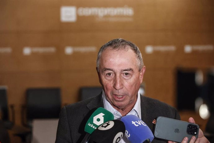 El síndic de Compromís en Les Corts, Joan Baldoví, atiende a los medios de comunicación