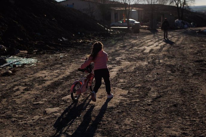 Archivo - Una niña con una bici en la Cañada Real.