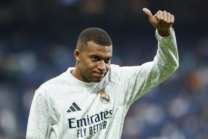 El delantero del Real Madrid Kylian Mbappé gesticula en un calentamiento antes de enfrentarse al CA Osasuna en el Santiago Bernabéu. 