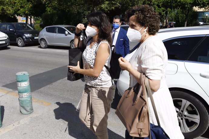 Archivo - El letrado Carlos Aránguez, al fondo, con Juana Rivas llegando al Centro de Inserción Social Matilde Cantos en Granada capital para entregarse voluntariamente en prisión en junio de 2021