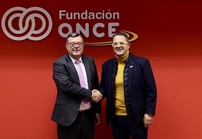 El director general de Fundación ONCE, José Luis Martínez Donoso, y Juan Carrión Tudela, presidente de FEDER, firman un convenio por el cual donará 8 furgonetas a FEDER para mejorar la situación de las personas con enfermedades raras.