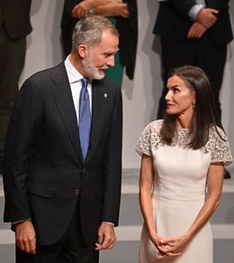 Archivo - Los Reyes, Don Felipe y Doña Letizia, presiden la entrega de los premios Nacionales de Cultura 2022 y 2023 en el Museo nacional de arte Reina Sofía, a 10 de octubre de 2024, en Madrid (España). Estos premios expresan el reconocimiento de la soci