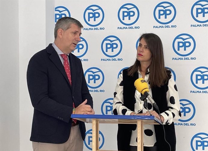 Francisco Acosta y Araceli Cabello en la sede del PP de Palma del Río.