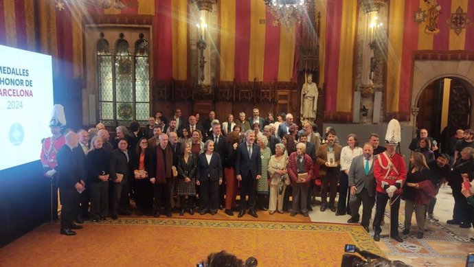 Acto de entrega de las Medallas de Honor de Barcelona en el consistorio