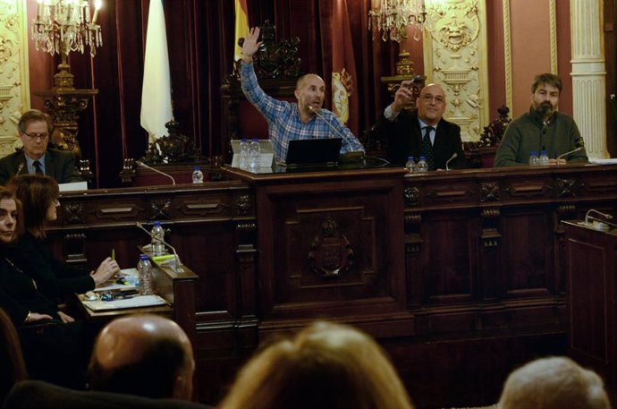 Archivo - El alcalde de Ourense, Gonzalo Pérez Jácome (3d), y el teniente alcalde Armando Ojea (2d) votan en contra de la moción presentada por el PP durante un pleno en el Concello de Ourense, a 13 de enero de 2023, en Ourense, Galicia (España). El pleno