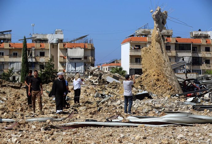 Archivo - 25 September 2024, Lebanon, Jiyeh: People inspect damages caused by an overnight Israeli air raid attack in the area of Jiyeh along the coastal highway between the southern port city of Sidon and Beirut. Photo: Marwan Naamani/dpa