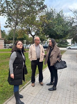 La portavoz de Vox en el Ayuntamiento de Córdoba, Paula Badanelli, visita el barrio de Huerta de la Reina.