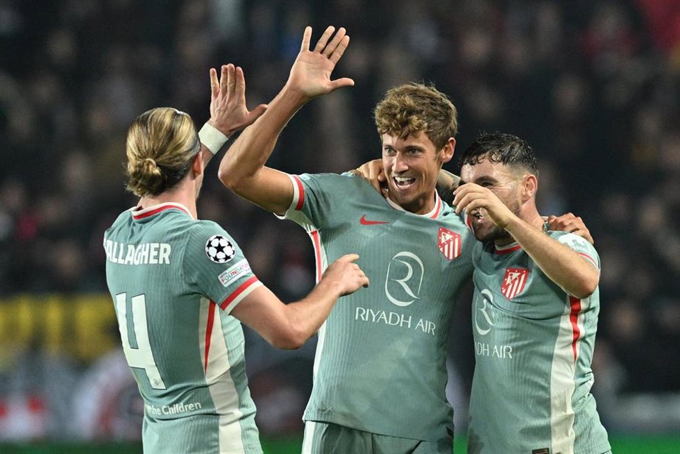 26 November 2024, Czech Republic, Prague: Atletico Madrid's Marcos Llorente (C) celebrates scoring his side's second goal with teammates during the UEFA Champions League soccer match between AC Sparta Prague vs Atletico Madrid at epet ARENA. Photo: ího