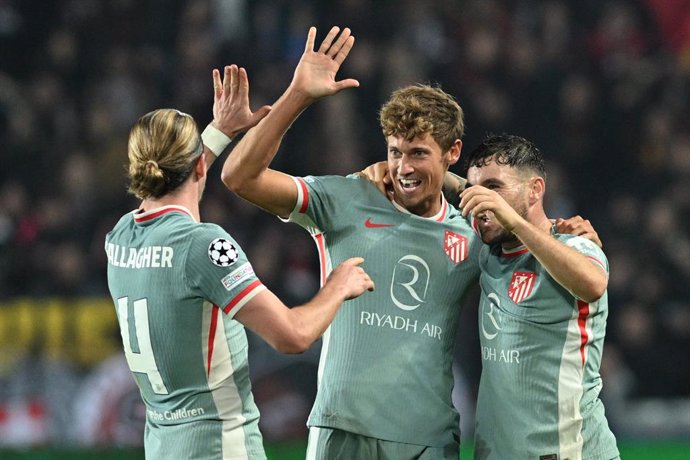 26 November 2024, Czech Republic, Prague: Atletico Madrid's Marcos Llorente (C) celebrates scoring his side's second goal with teammates during the UEFA Champions League soccer match between AC Sparta Prague vs Atletico Madrid at epet ARENA. Photo: íhová