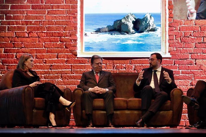 María Calvo, Alfredo Canteli y Adrián Barbón durante los premios de la FADE