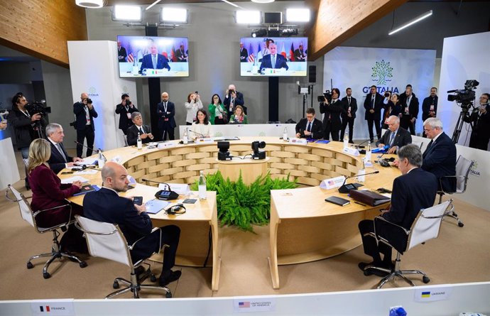 26 November 2024, Italy, Fiuggi: (L-R) Melanie Joly, Canada's Foreign Minister, Antonio Tajani, Italy's Foreign Minister, Jean-Noel Barrot, France's Foreign Minister, Iwaya Takeshi, Japan's Foreign Minister, Annalena Baerbock, Germany's Foreign Minister, 