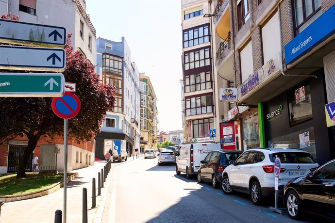 Archivo - Edificios en una calle de Santander