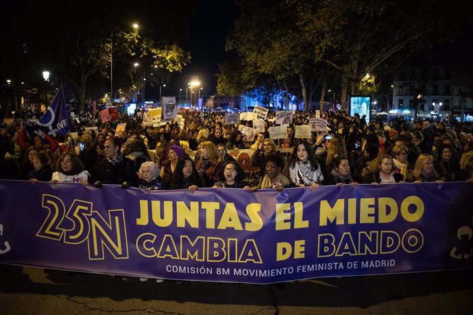 Cientos de personas durante la manifestación organizada por la Comisión 8M con motivo del 25N y bajo el lema "Juntas, el miedo cambia de bando"