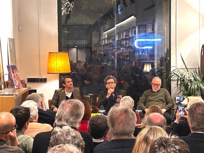 Los periodistas Iñaki Ellakuría y Pablo Planas presentan el libro 'Puigdemont. El integrista que pudo romper España' (La esfera de los libros), con el escritor Arcadi Espada