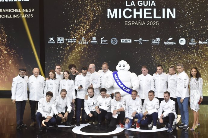 Los chef de restaurantes con tres Estrellas Michelín posan durante la gala de la Guía Michelin 2025, en el Auditorio y Centro de Congresos Víctor Villegas, a 26 de noviembre de 2024, en Región de Murcia (España).