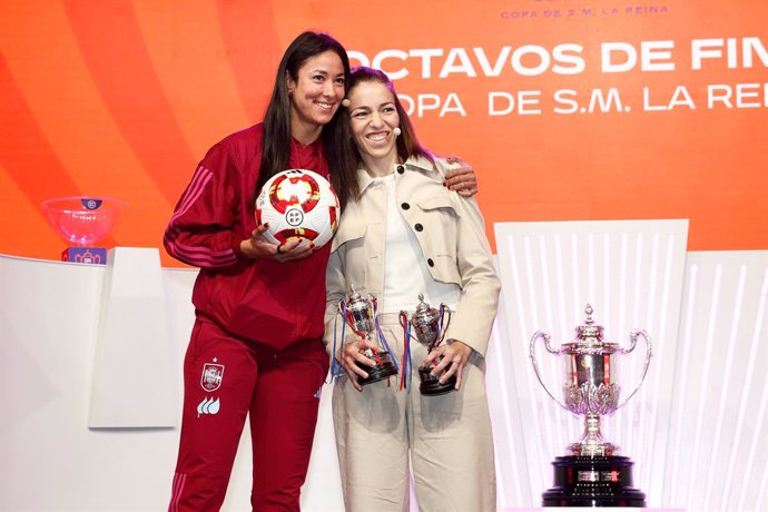 La RFEF entrega a Esther Romero los trofeos de la Copa de la Reina perdidos durante la DANA en Valencia.