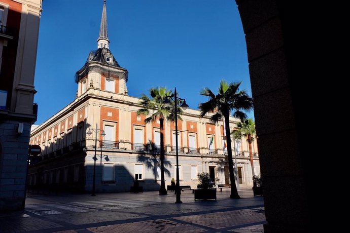 Archivo - Fachada del Ayuntamiento de Huelva. Imagen de archivo. 