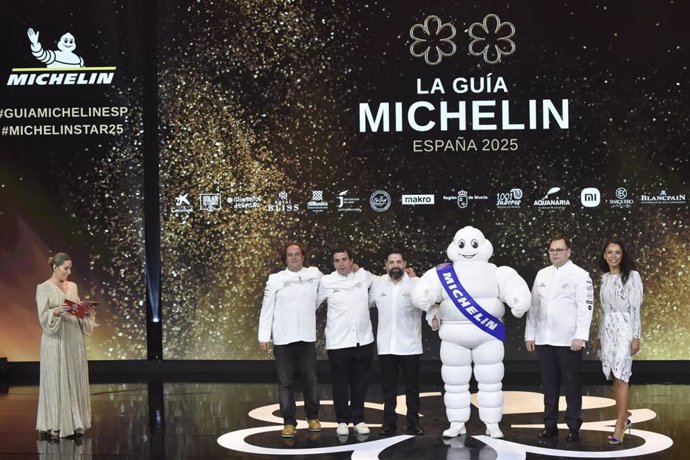 Los chef de restaurantes con dos Estrellas Michelín posan durante la gala de la Guía Michelin 2025, en el Auditorio y Centro de Congresos Víctor Villegas, a 26 de noviembre de 2024, en Región de Murcia (España).