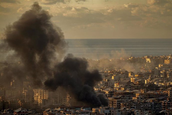 Imagen de archivo de una columna de humo en Beirut tras un ataque del Ejército de Israel contra la capital libanesa