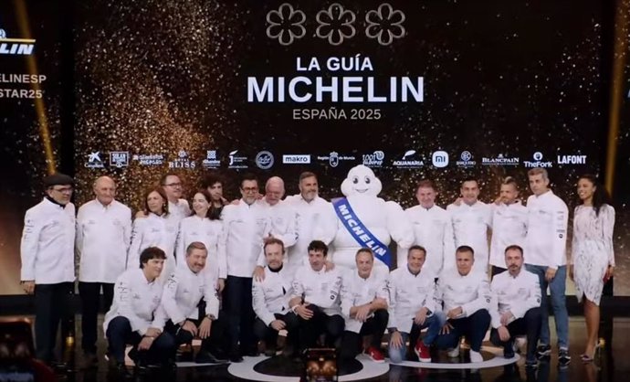 Foto de família de la cerimònia de la Guia Michelin Espanya 2025 a l'Auditori i Centro de Congressos Víctor Vilelgas de Múrcia