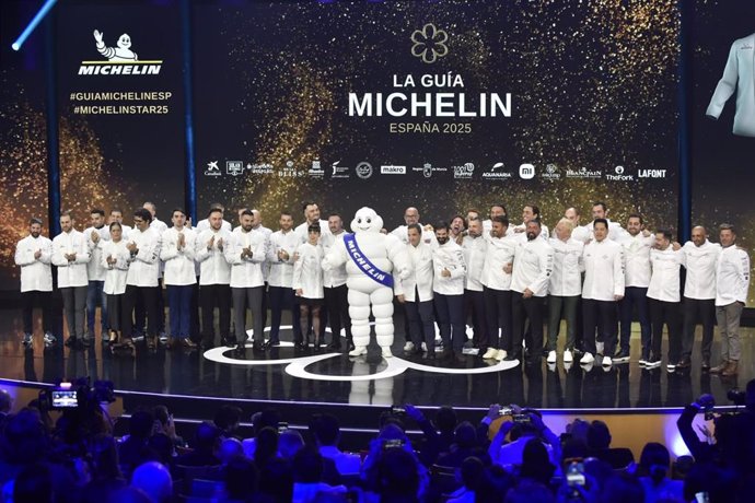 Los chef de restaurantes con una Estrella Michelín posan durante la gala de la Guía Michelin 2025, en el Auditorio y Centro de Congresos Víctor Villegas, a 26 de noviembre de 2024, en Región de Murcia (España).