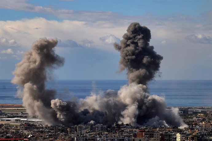 Humo tras un ataque israelí en la capital de Líbano, Beirut