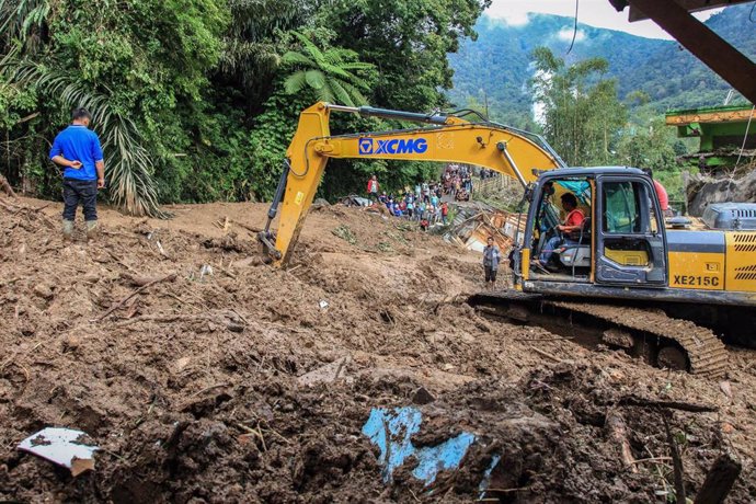 Una excavadora en una localidad de la provincia de Sumatra del Norte, Indonesia