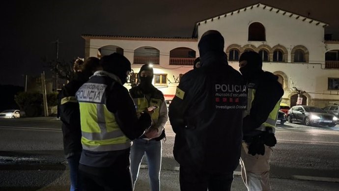 Agentes de los Mossos d'Esquadra y de la Policía Nacional en el dispositivo contra un grupo dedicado al tráfico de seres humanos